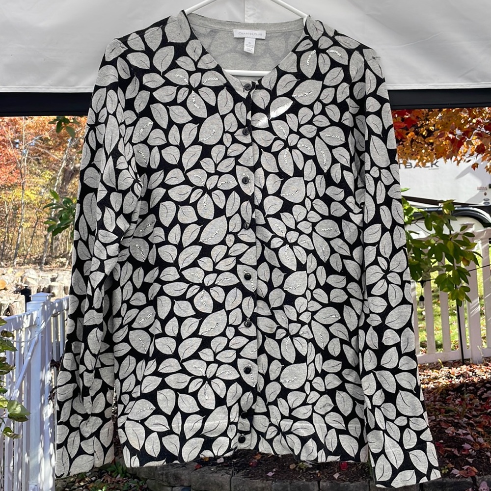 Black and grayish print sweater cardigan